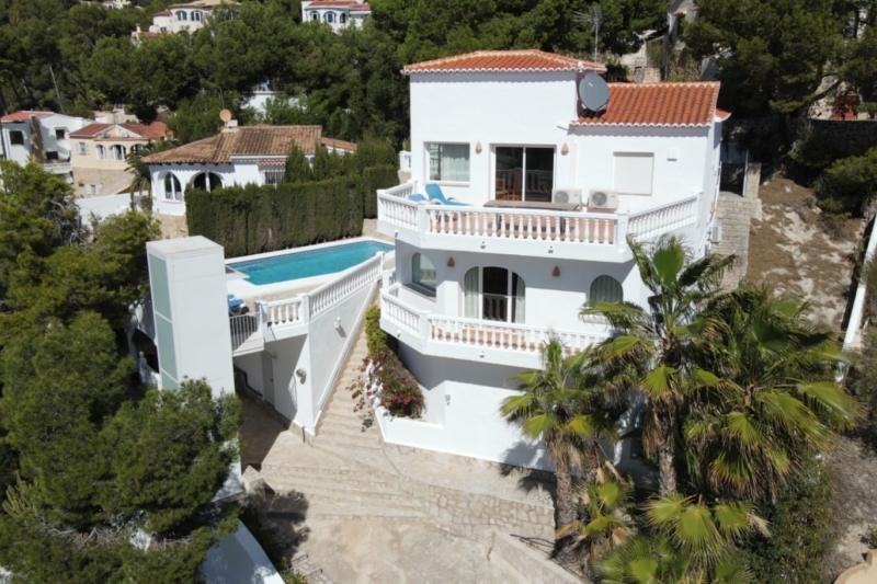 BENISSA COSTA - ENCANTADORA VILLA MEDITERRÁNEA, CON 4 DORMITORIOS UBICADA EN LA IDÍLICA COSTA DE BENISSA!