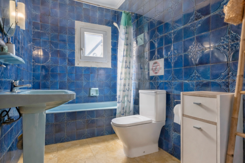 Venta - Villa mediterránea frente a la Cala Baladrar con un gran potencial en, Benissa Costa Blanca! 