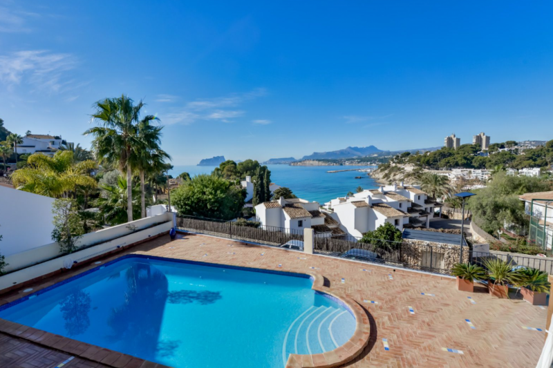 VILLA EN VENTA EN LA MEJOR UBICACIÓN DE MORAIRA, CON ACCESO A PIE A LA PLAYA Y VISTAS AL MAR!